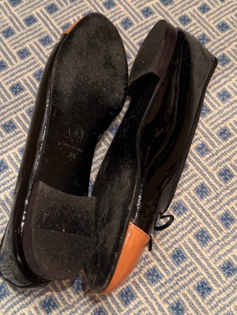 Authentic CHANEL Ballet Flats - Black & Coral Patent - EU 39 - Picture 4 of 8